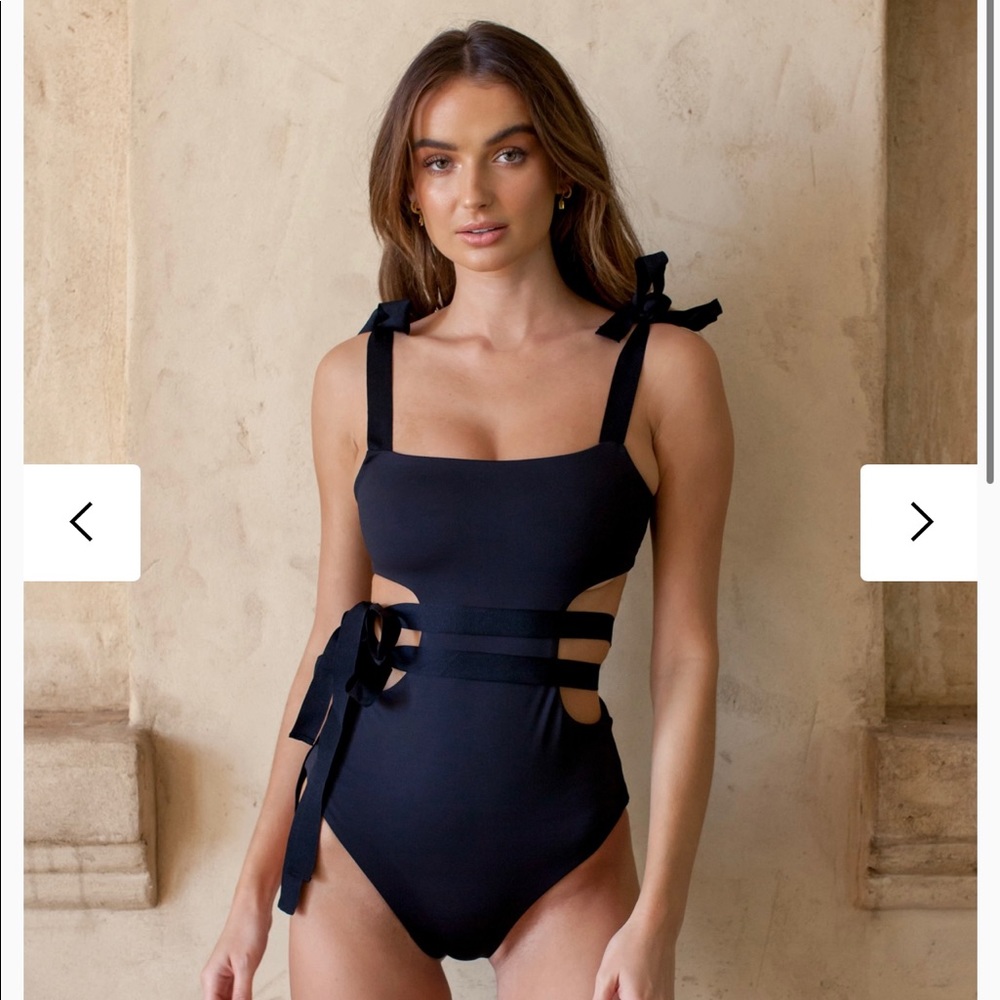 Catalina de Medicci black one piece by Divino Seas
